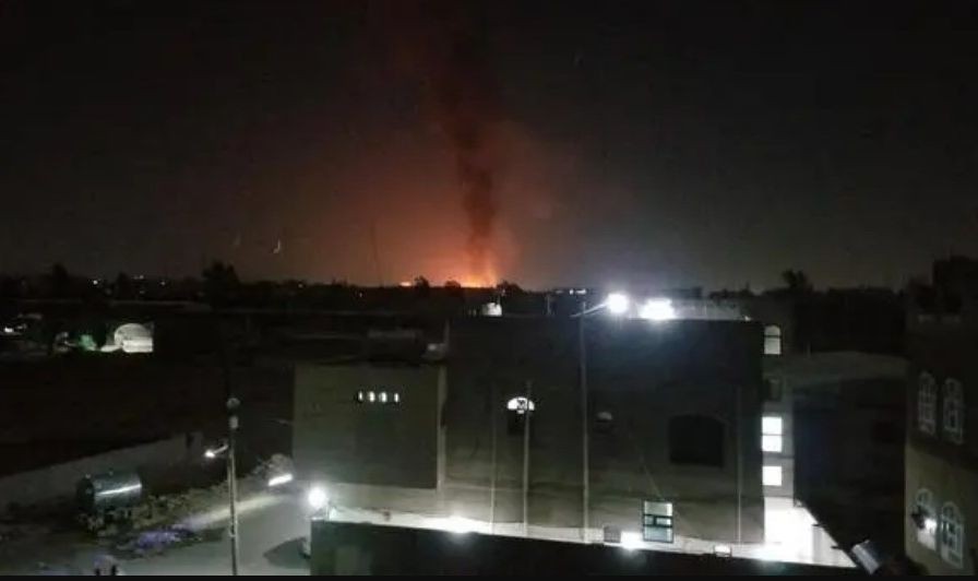 2月24日，也门首都遭到美英战机空袭后升起浓烟。（图：新华社）