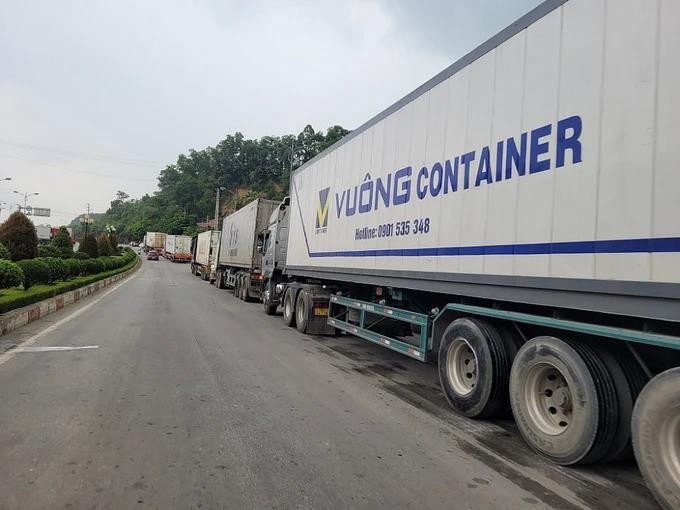 目前谅山省的集装箱货物往来运输通关活动仍依照传统方式解决。（图：文福）