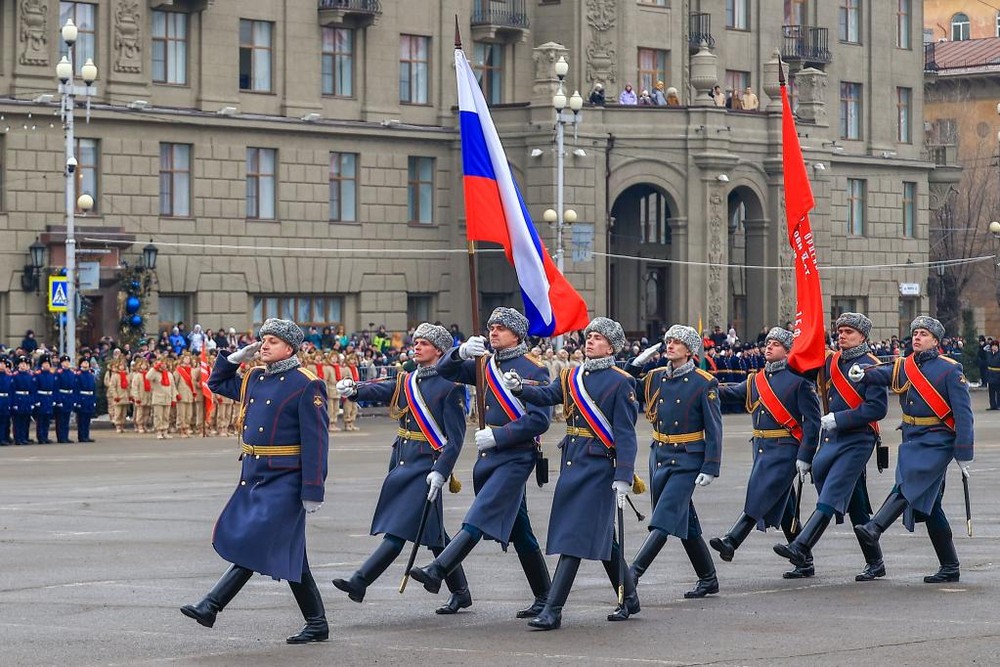 图为 2023年2月2日，在俄罗斯伏尔加格勒，俄罗斯军人参加阅兵式。（图：新华社）