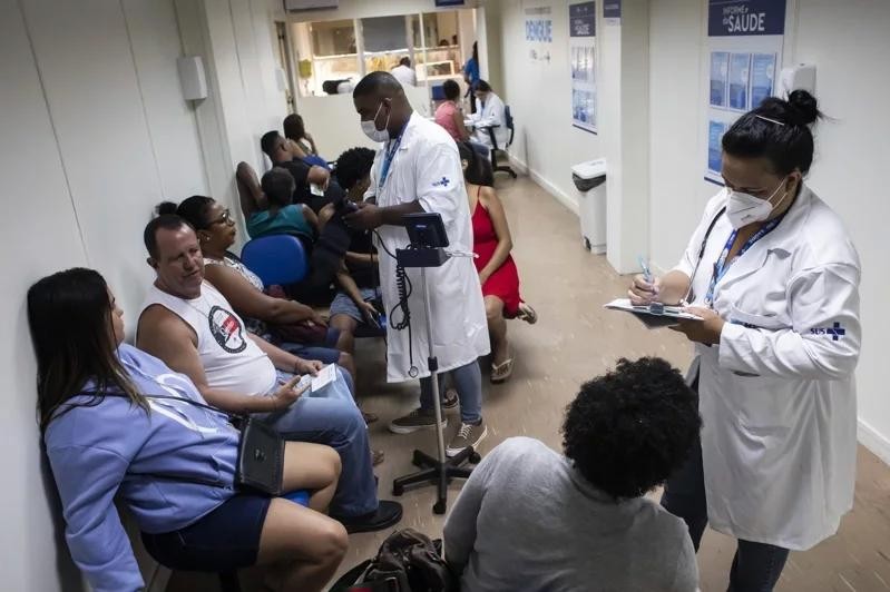 图为巴西一间诊所正对民众筛检登革热。（图：AP）