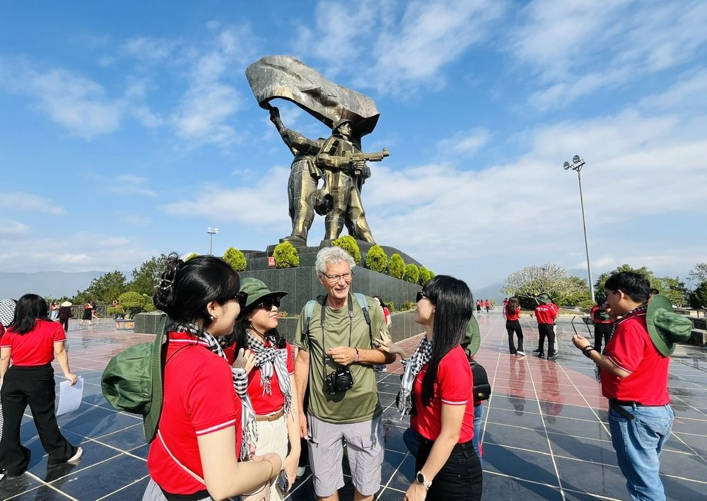 奠边府胜利纪念碑吸引众多游客前来打卡。（图：黄雪）