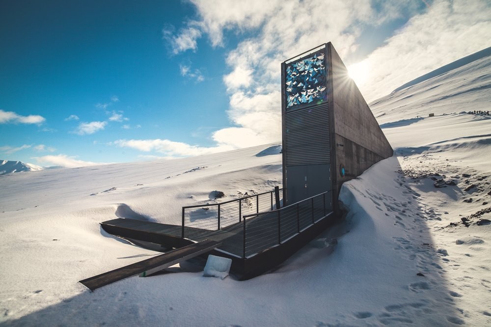 在挪威最北界国土的斯瓦尔巴群岛（Svalbard），有一座全球最大的「末日种子库」，利用北极圈永冻土的特性，安然存放着数以万计的种子与珍贵文献资料，可说是人类抵御自然灾害和可能发生灾难的食粮保险库。 （图：互联网）