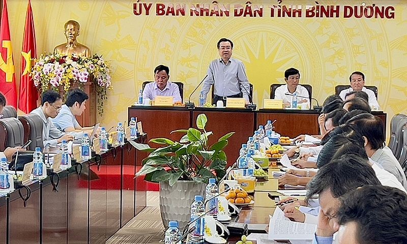 建设部长阮清毅（站）在会议上发表讲话。（图：春梅）