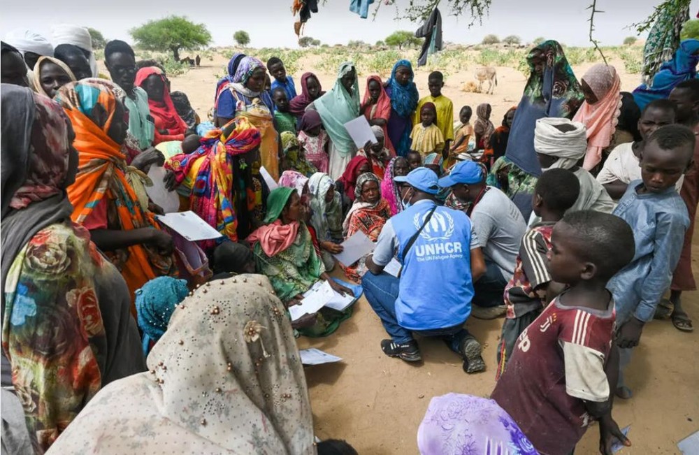 联合国难民署的工作人员预先登记最近抵达乍得库夫伦地点的苏丹难民。（图：UNHCR）