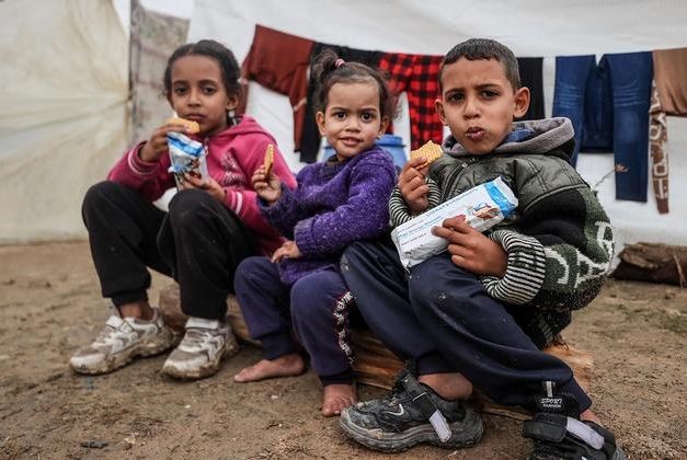 因加沙冲突而流离失所的家庭正在接受联合国的粮食援助。（图：粮食署）