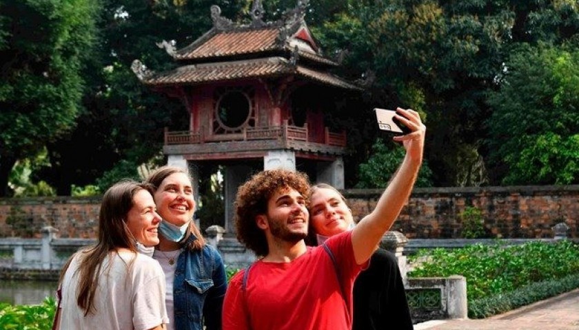 国际游客在河内一旅游景点自拍纪念照。（图：互联网）