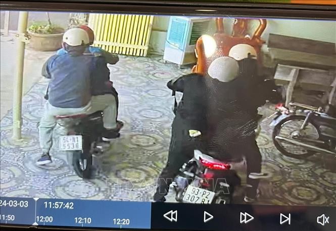劫匪团伙被监控视频录下的画面。（图：越通社）