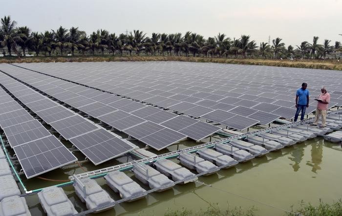2023年6月5日，在孟加拉国查帕伊诺瓦布甘杰，工作人员检查水上漂浮太阳能光伏发电站运行情况。（图：新华社）