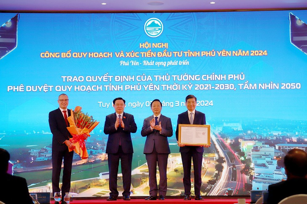 国会主席王廷惠与政府副总理陈红河向投资商颁发投资执照。
