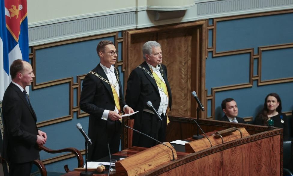 3月1日，在芬兰赫尔辛基的议会大厦，斯图布（左二）宣誓就职。（图：新华社）