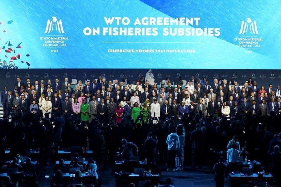 2024年2月26日，在阿布达比举行的世贸组织第 13 届部长级会议期间，代表们在关于渔业补贴的会议上合影留念。（图：AFP）