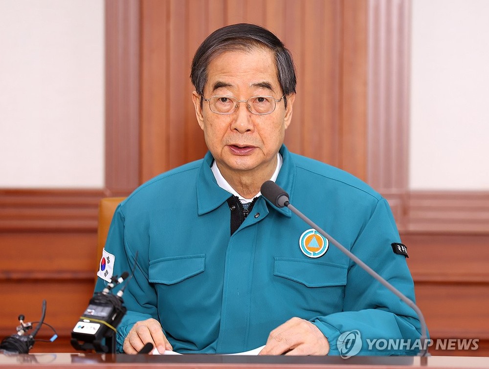 3月3日，在政府首尔办公楼，韩悳洙主持召开“应对医生集体行动的中央灾难安全对策本部”会议。（图：韩联社）
