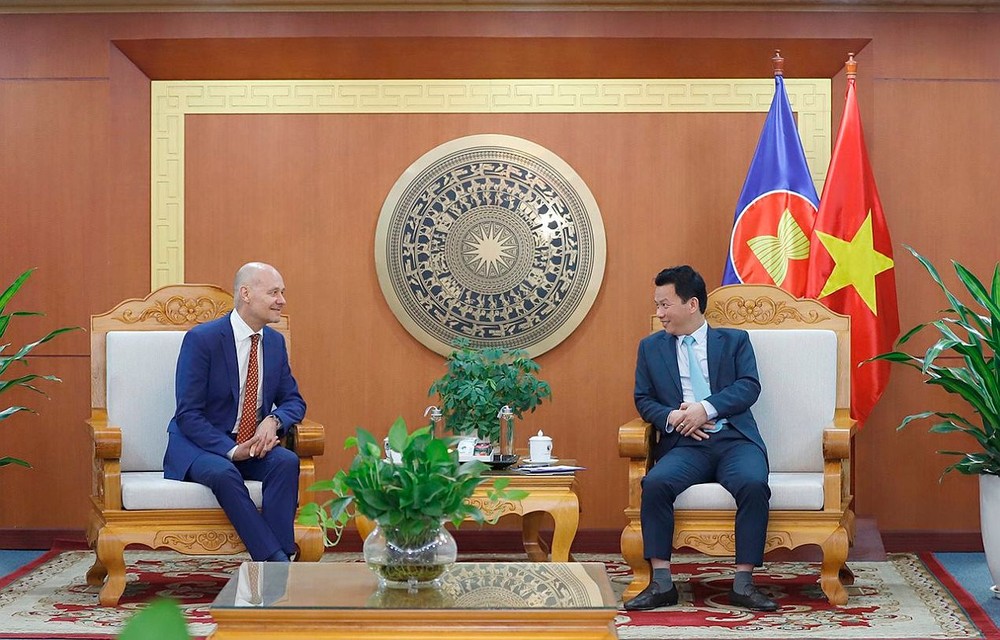 资源与环境部长邓国庆（右）与荷兰王国驻越南大使基斯‧范巴尔举行会谈。（图：资源与环境部））