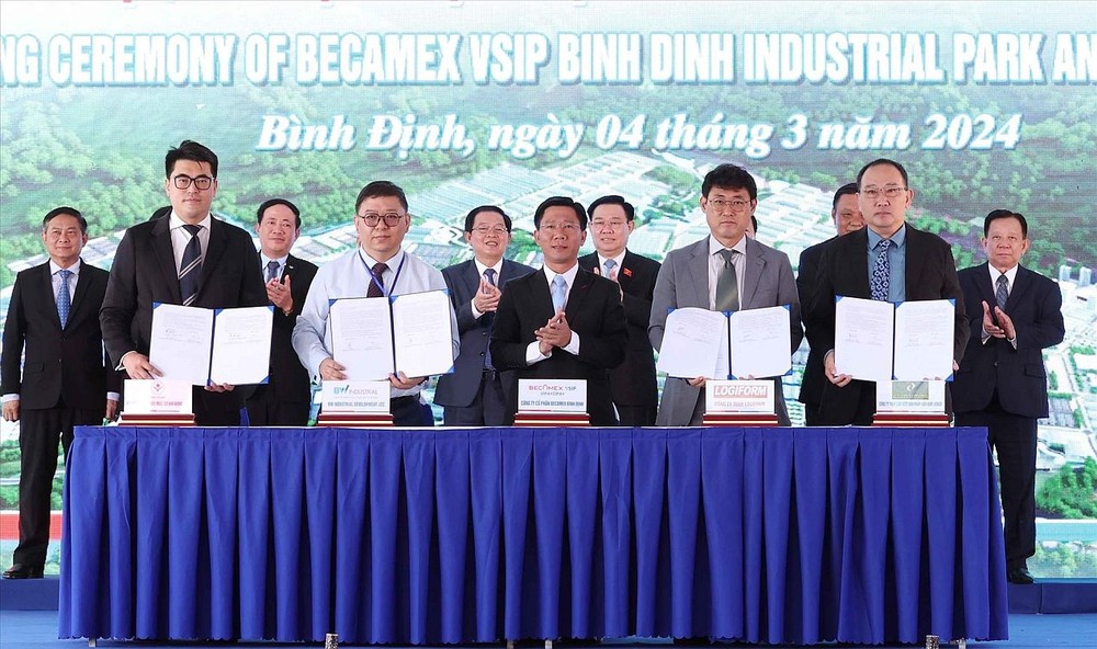 国会主席王廷惠见证各企业签署投资合作协议。（图：越通社）
