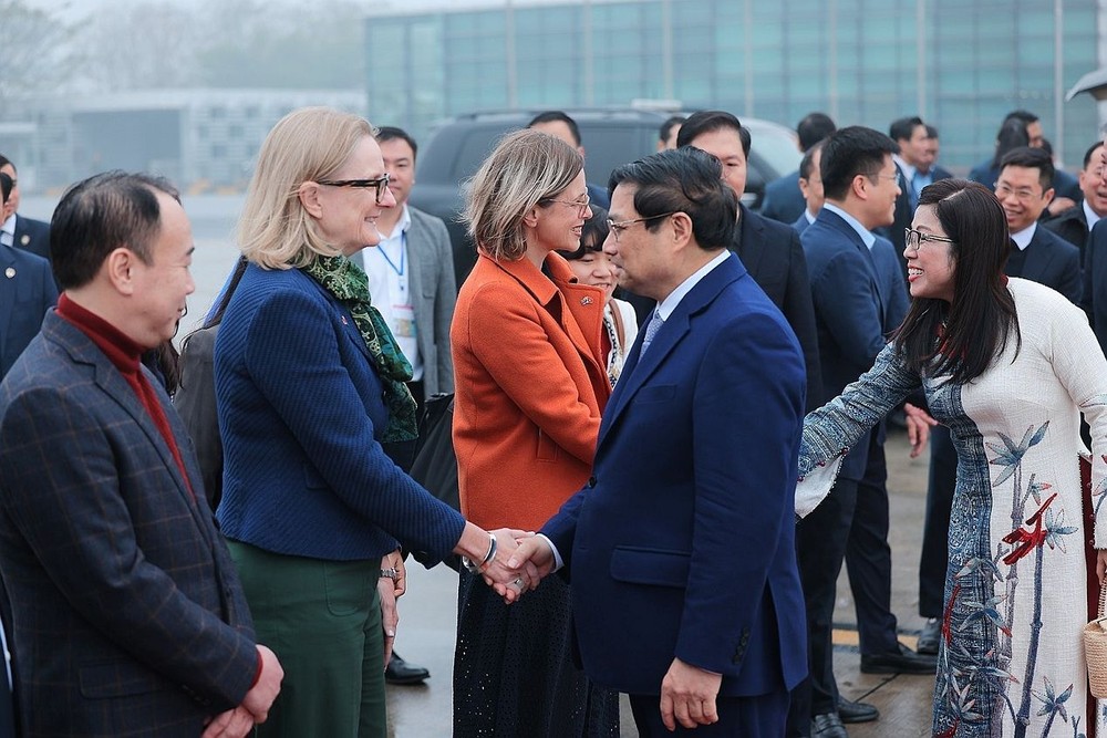 欢送范明政总理与夫人前往澳大利亚访问。（图：越通社）