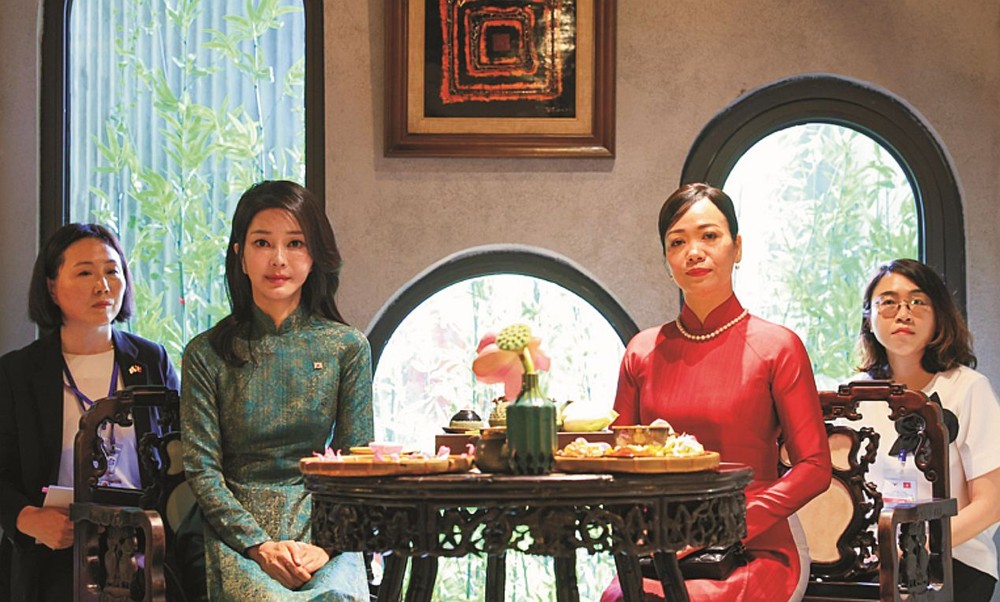 韩国总统夫人金建熙与越南国家主席夫人潘氏清心穿着传统长衫品茗。
