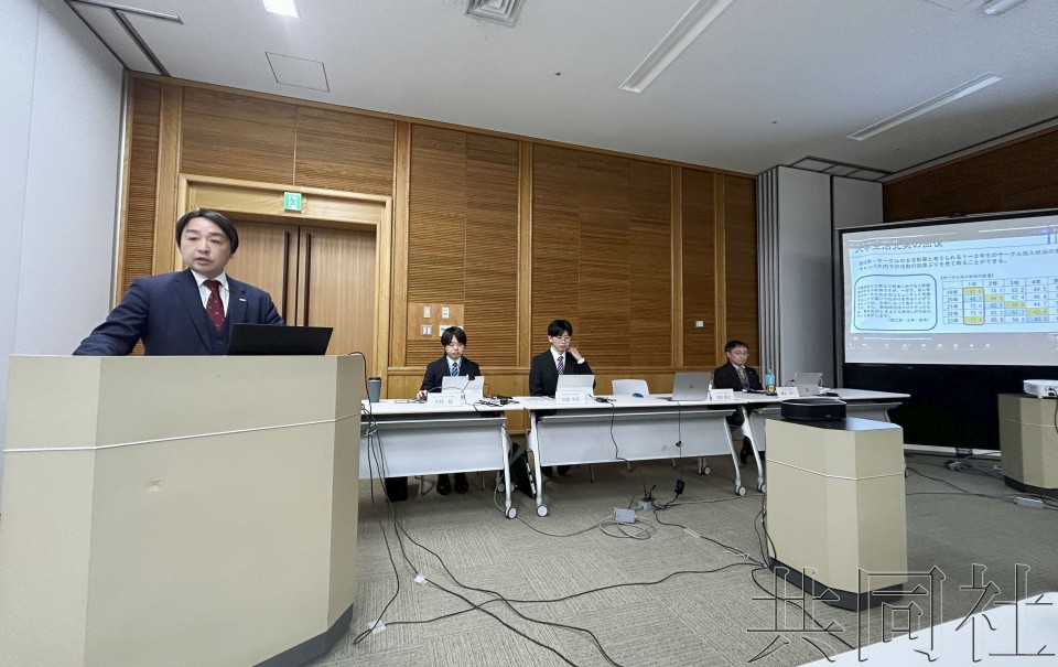 3月4日下午，日本全国大学生活协同组合联合会常务理事白取义之（左）公布第59次学生生活实情调查结果。（图：共同社）