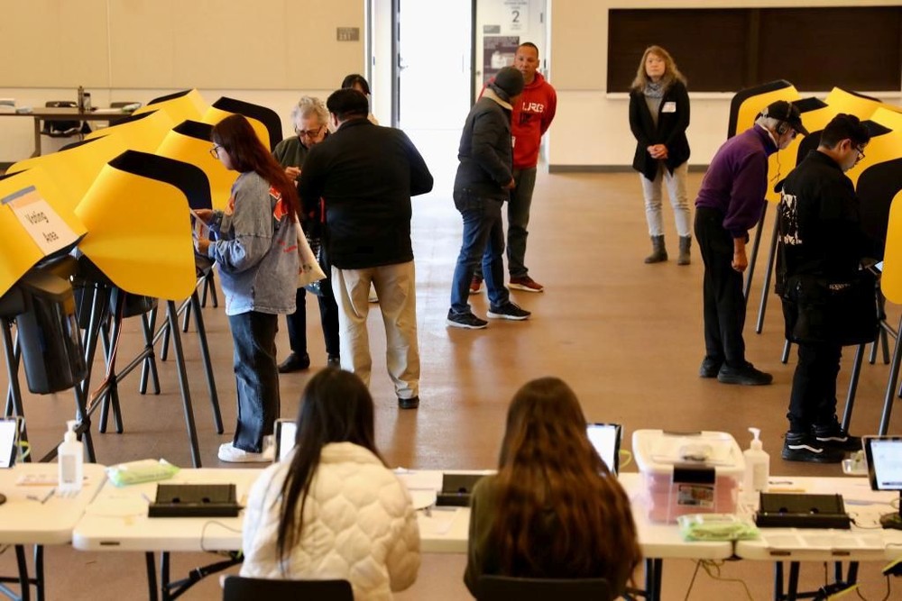 3月5日，选民在美国洛杉矶一处投票站投票。（图：新华社）