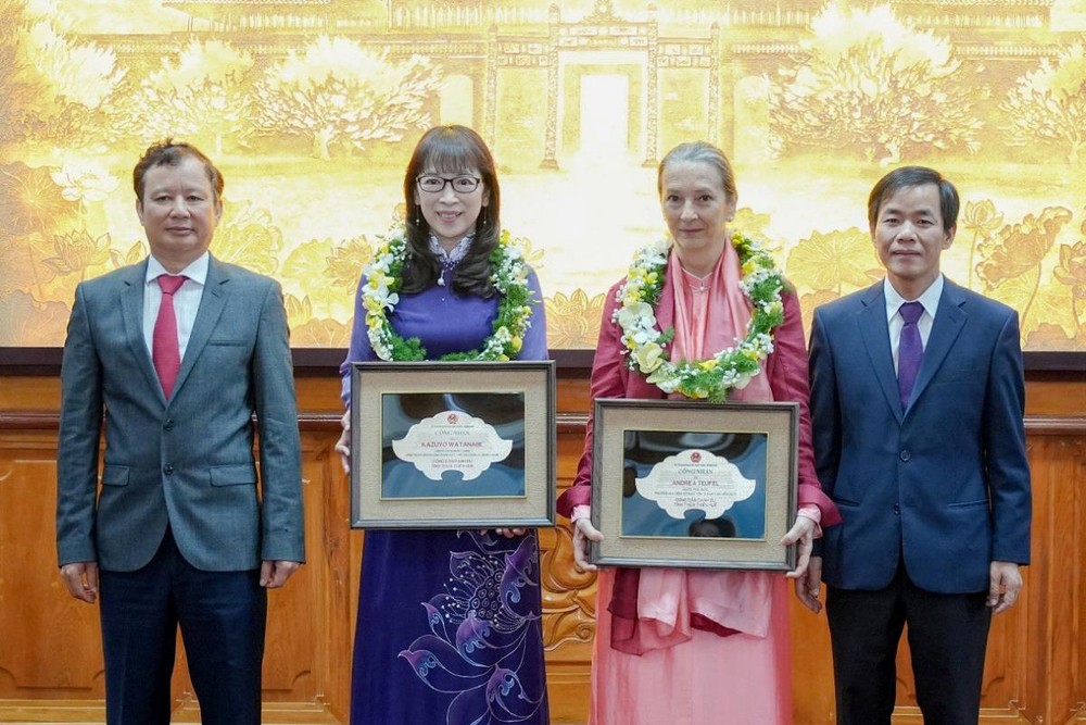 两外国女专家荣获顺化名誉公民称号