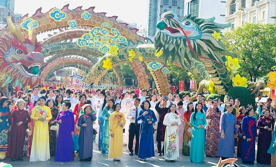 5000名妇女参加推崇越南长衫同演活动