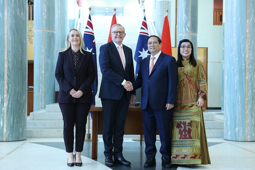 澳总理安东尼‧阿尔巴内斯和未婚妻欢迎越南政府总理范明政偕夫人。（图：越通社）