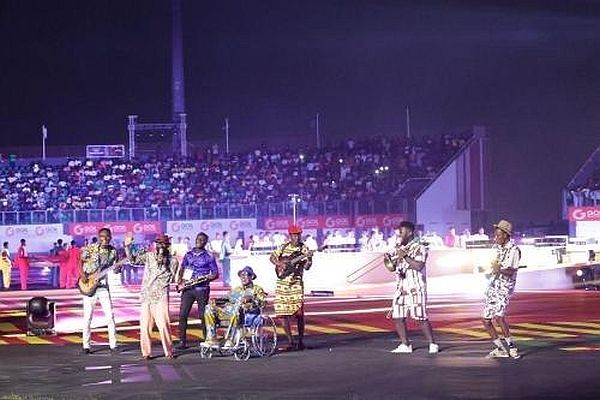 3月8日，在加纳首都阿克拉举行的第十三届非洲运动会开幕式上，几名表演者正在进行音乐表演。（图：新华社）