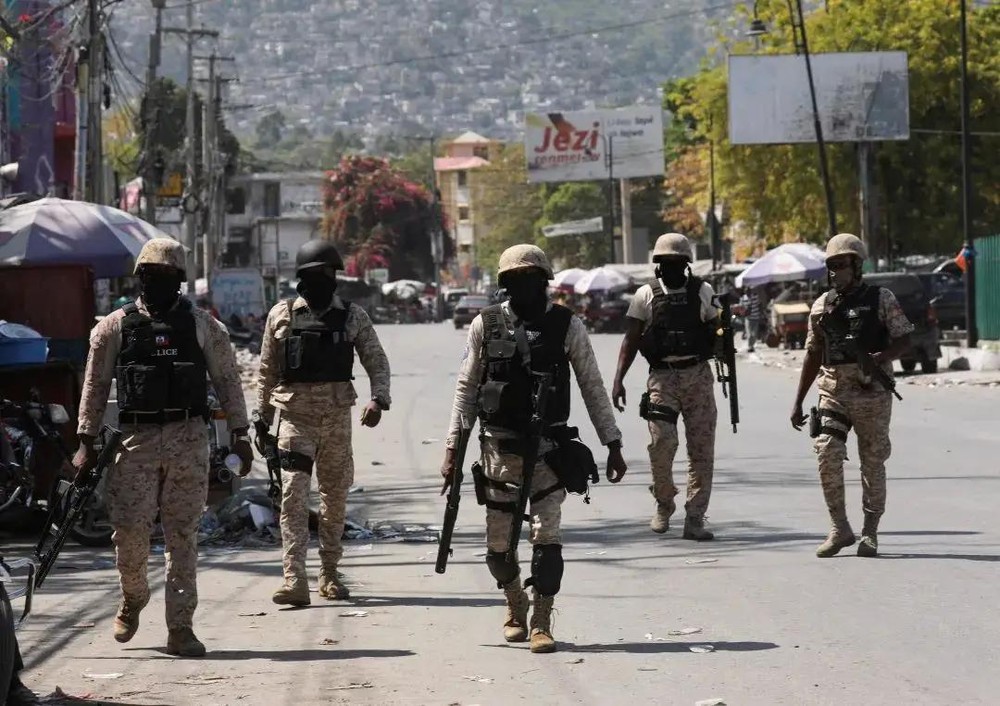 当地时间2024年3月8日，海地太子港，警察在街道巡逻。（图：路透社）