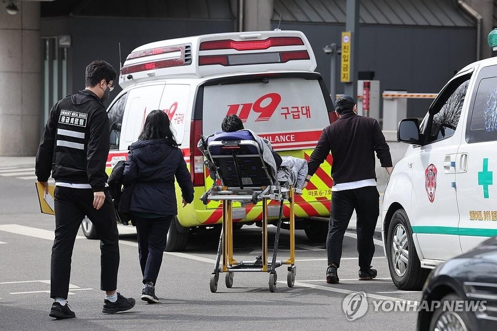 2月29日，在首尔一家大学医院，一名患者被送往急诊室。（图：韩联社）