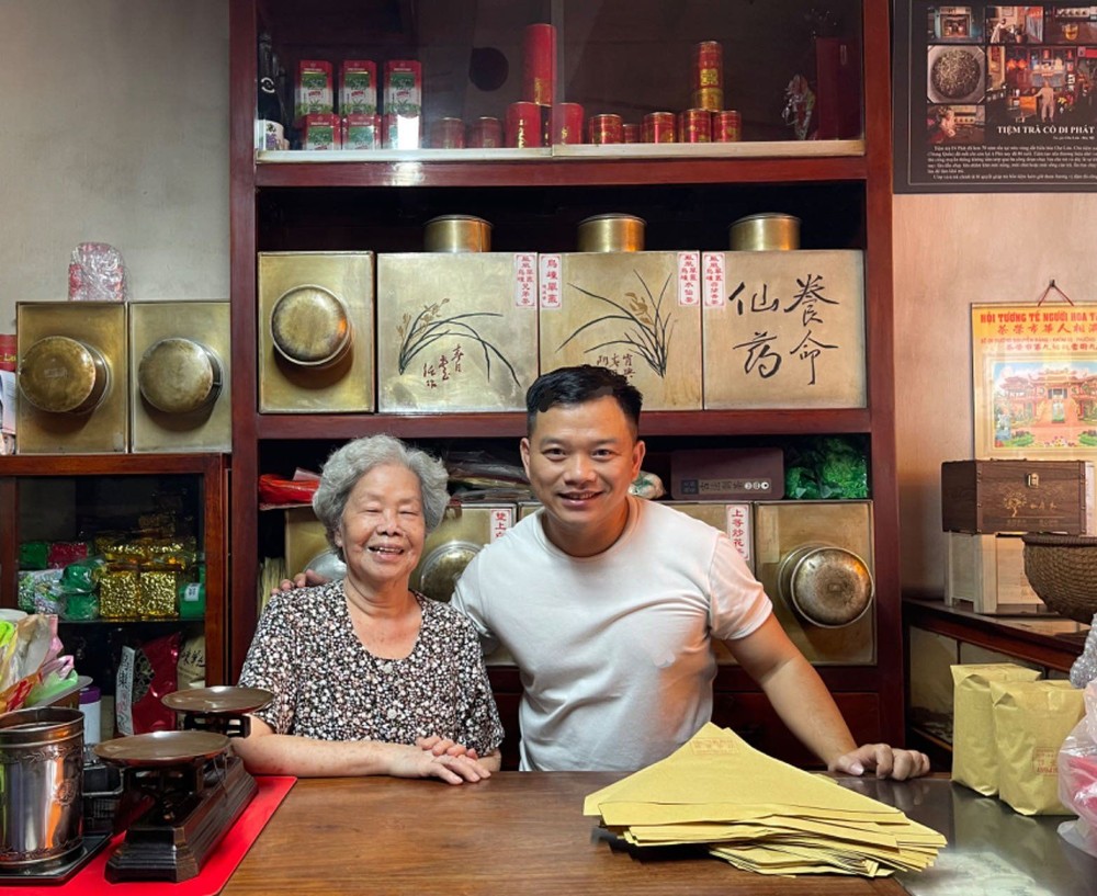 陈秀蓉大娘给笔者讲述她从唐山来堤岸到经营怡发茶庄的经歷。