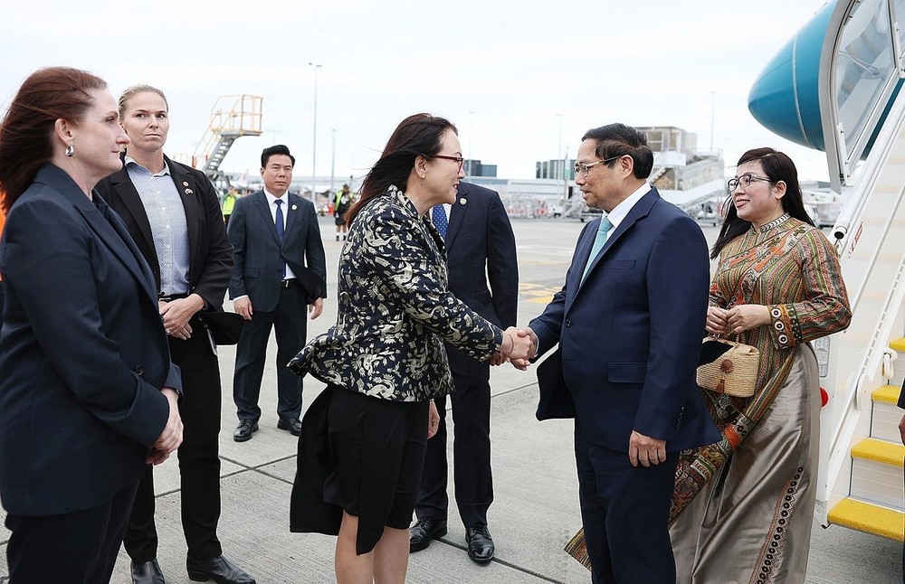 新西兰官员在奥克兰机场迎接政府总理范明政偕夫人一行。