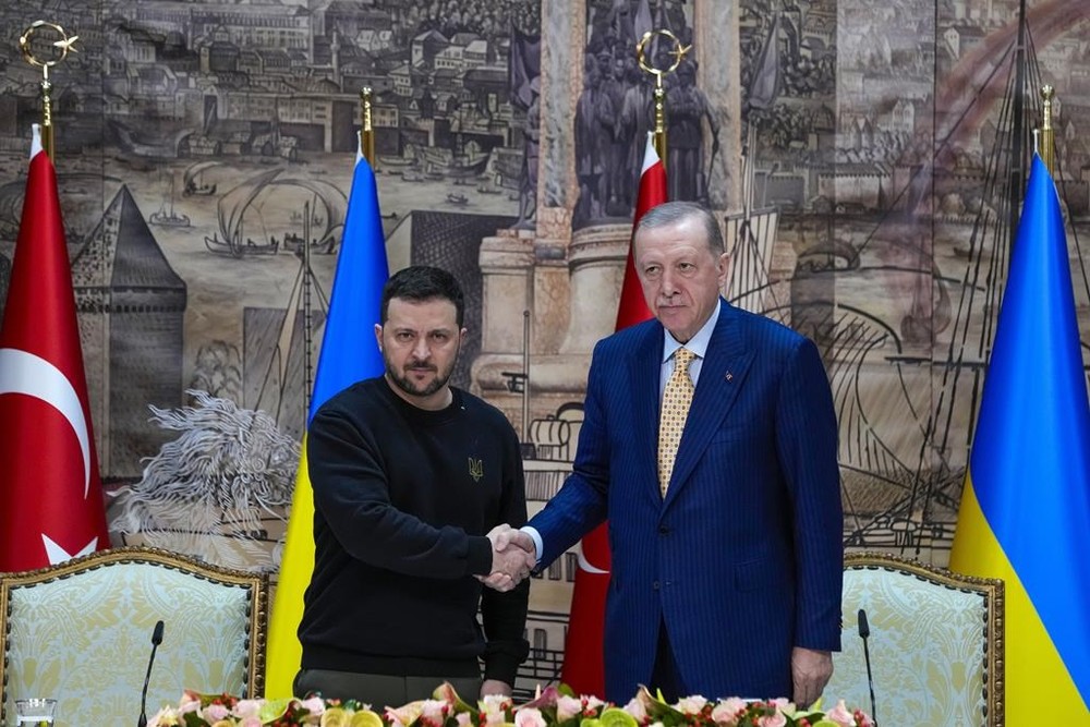 2024年3月8日，土耳其总统埃尔多安（右）与乌克兰总统泽伦斯基在土耳其伊斯坦布尔多尔马巴赫切宫会晤后举行的联合新闻发布会结束时握手。（图：AP）