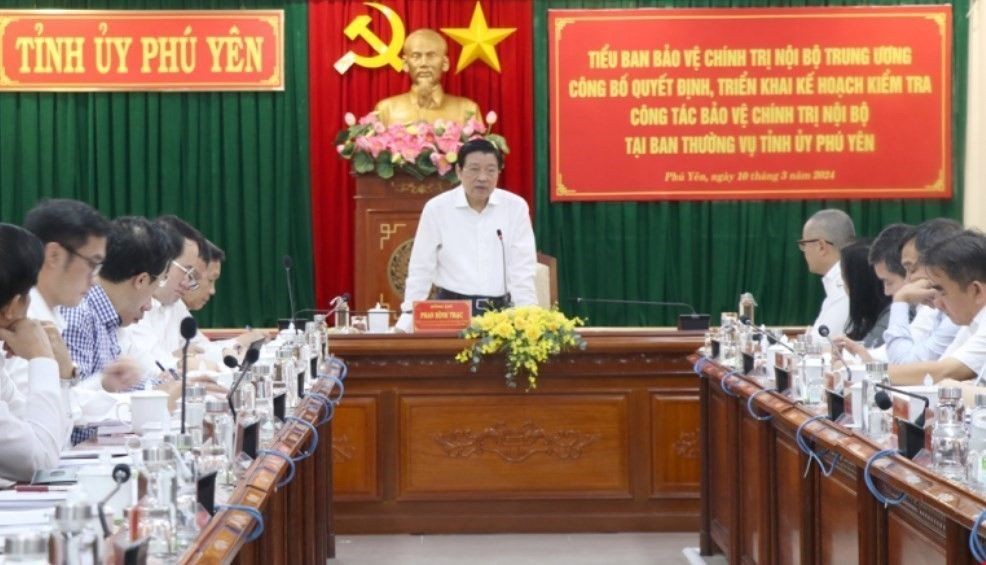 中央内政部长潘廷擢与富安省举行会议