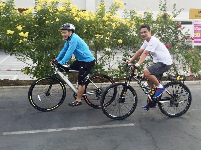 使用自行车做运动渐渐成为不少本市市民喜爱的运动。