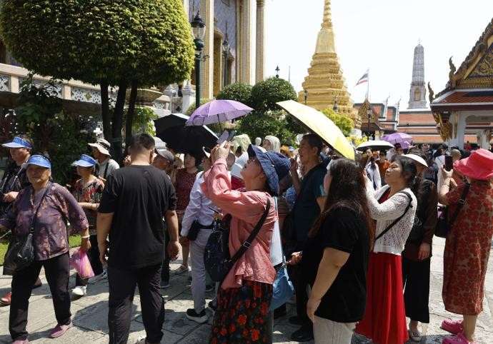 游客参观曼谷大王宫的玉佛寺。（图：EPA）