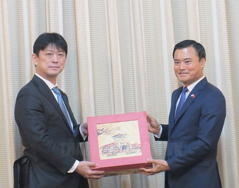 市人委会副主席裴春强（右）向日本外务省副大臣高村正宏赠送对外交往纪念品。（图：市党部新闻网）