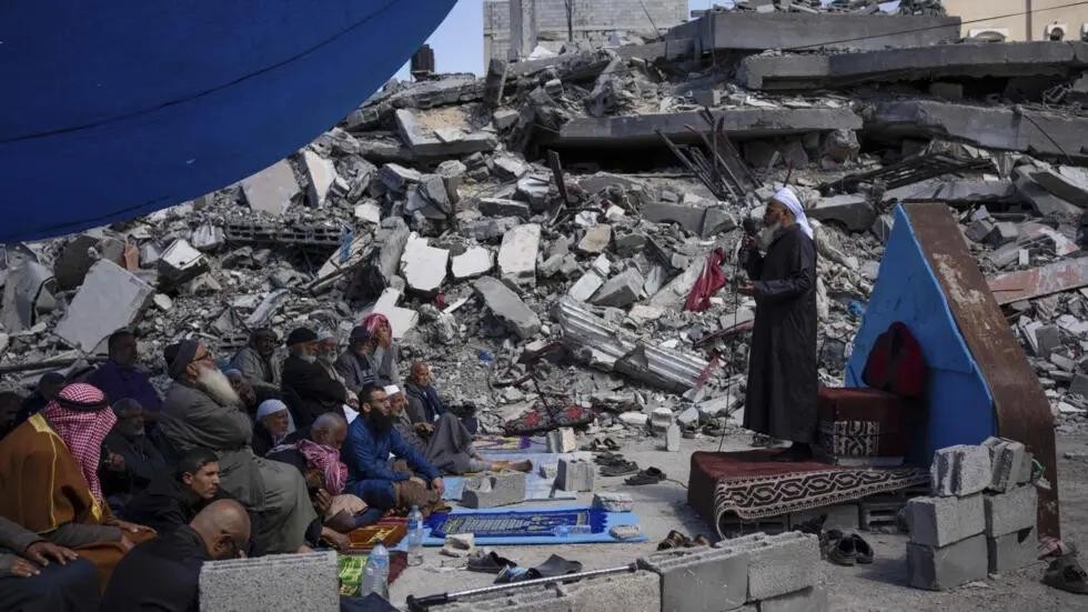 2024年3月8日，巴勒斯坦人在加沙拉法一座遭炮火摧毁的清真寺祈祷。 （图：AP）