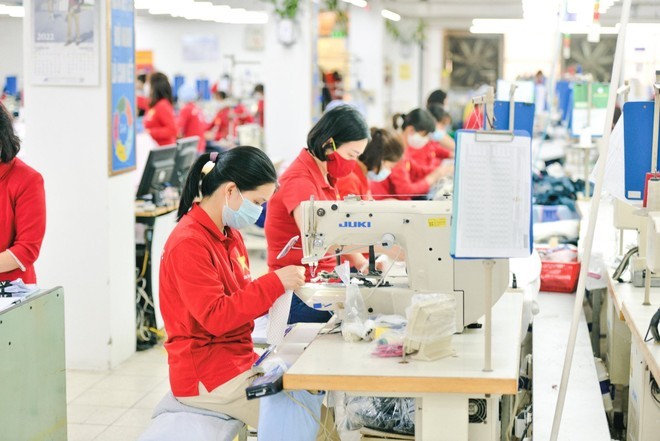 十号成衣总公司劳工在生产。