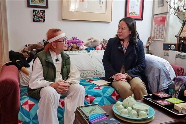 国家副主席武氏映春走访慰问越南亲密朋友、左翼人士梅尔·拉特纳女士的家属。（图：越通社）