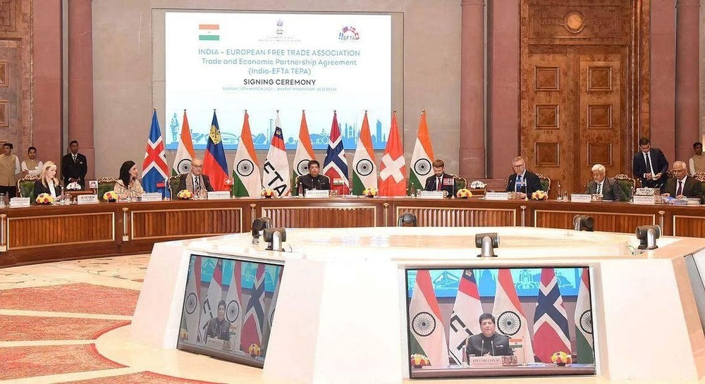 印度贸易部长戈亚尔星期天（3月10日）在印度与欧洲自由贸易联盟（EFTA）四国瑞士、挪威、冰岛和列支敦士签署投资贸易协定的仪式上发表讲话。（图：AFP）