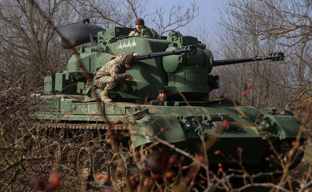 乌克兰现为全球第四大武器进口国。图为2024年2月22日，乌一辆坦克部署在敖德萨地区。（图：路透社）