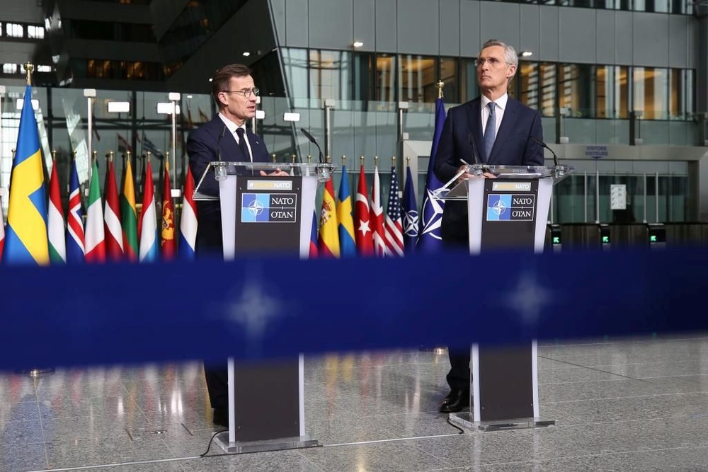 3月11日，在位于比利时布鲁塞尔的北约总部，瑞典首相克里斯特松（左）和北约秘书长斯托尔滕贝格出席联合新闻发布会。（图：新华社）