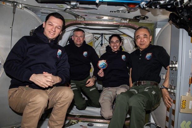 宇航员们在国际空间站上合影。（图：NASA）。