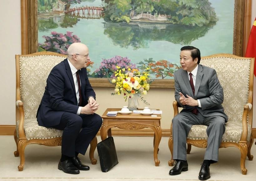 政府副总理陈红河（右）接见芬兰驻越南特命全权大使科欧‧诺万托。（图：文牒）