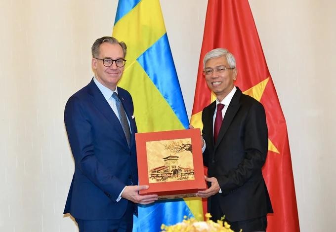 市人委会副主席武文欢（右）向瑞典国际合作发展外贸部副部长哈坎.杰弗雷尔赠送纪念品。（图：越勇）