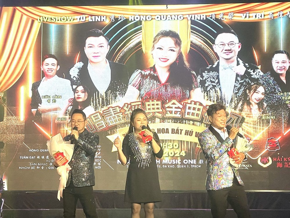 秀玲、光荣与翁伟智在《唱》演唱会第八场上合唱《友谊之歌》。