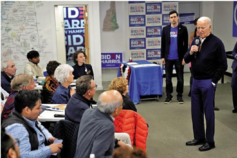 拜登（右）11日在新罕布什尔州参加竞选活动。（图：AP）