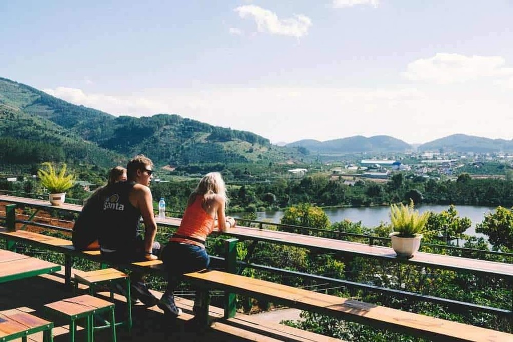 遊客边品嚐咖啡，边观赏山城秀丽的景色。