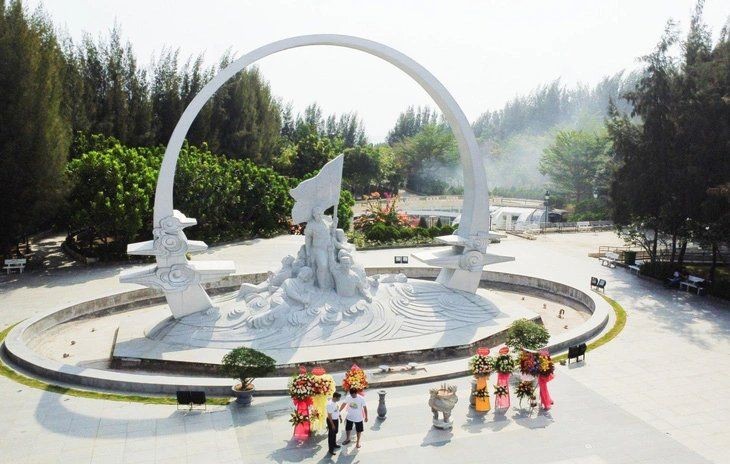 葛麻战士纪念区竖立“光荣倒下的英雄”15.9米高塑像台。（图：TTO）