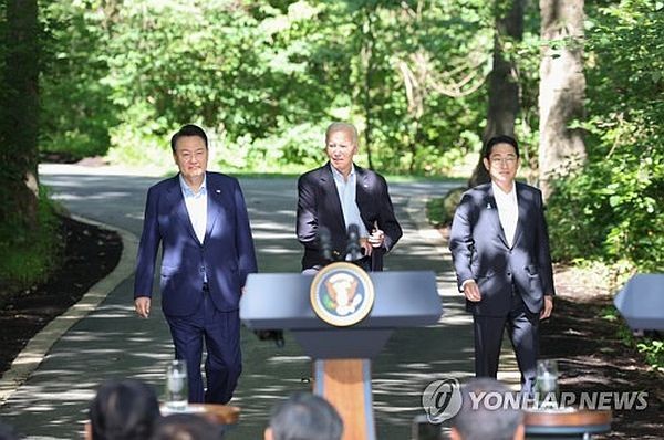 当地时间2023年8月18日，在美国戴维营，韩国总统尹锡悦（左起）、美国总统拜登、日本首相岸田文雄共同会见记者。（图：韩联社）