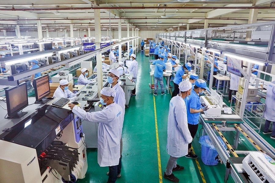 越南手机与电子零配件生产流水线。